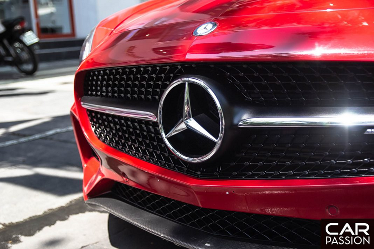 Là một kẻ kế nhiệm của 300SL Gullwing, chiếc Mercedes-AMG GT tại Việt Nam sở hữu thiết kế truyền thống với động cơ đặt trước cùng phần đầu xe được kéo dài, phần đuôi xe được thu gọn ngắn lại giúp tăng khả năng trong việc vận hành cũng như tăng tính thẩm mỹ cho chiếc xe.