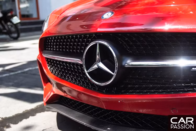 Là một kẻ kế nhiệm của 300SL Gullwing, chiếc Mercedes-AMG GT tại Việt Nam sở hữu thiết kế truyền thống với động cơ đặt trước cùng phần đầu xe được kéo dài, phần đuôi xe được thu gọn ngắn lại giúp tăng khả năng trong việc vận hành cũng như tăng tính thẩm mỹ cho chiếc xe.