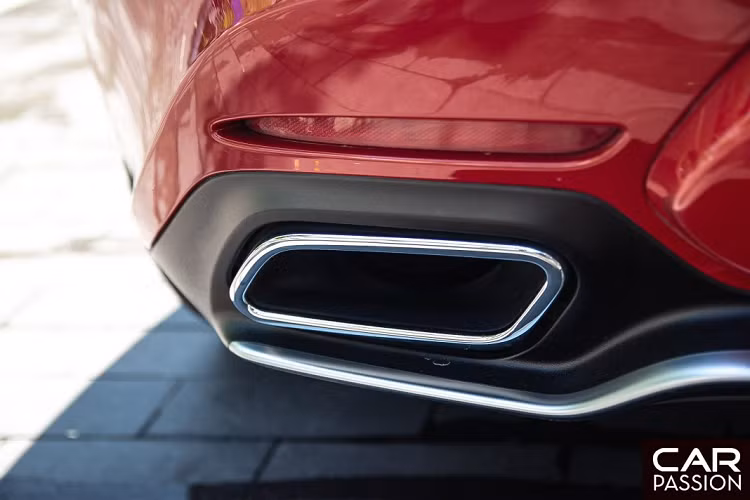 Sau một số lần được nâng cấp cũng như thay đổi màu sắc ngoại thất, chiếc xe đã được “trở về” với trạng thái nguyên bản, lược bỏ các chi tiết độ nâng cấp cũng như lớp dán chrome trên phần ngoại thất.