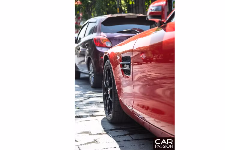 Xe được trang bị bộ mâm đa chấu mạnh mẽ được sơn đen cùng logo màu đỏ nổi bật. Bên trong còn được trang bị hệ thống phanh đĩa hiệu năng cao đi cùng với đó là cùm phanh được sơn đỏ nồi bật. Bên hông xe là một khe gió hình tứ giác với 2 nan kim loại cắt ngang, xen giữa là dòng chữ “V8 Biturbo” tượng trưng cho khối động cơ mà chiếc siêu xe này sử dụng.