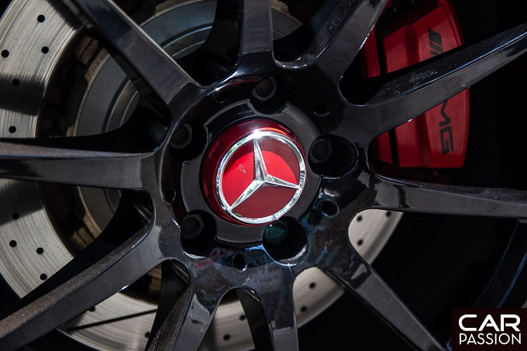 Mercedes-AMG GT S được trang bị động cơ V8 tăng áp kép 4.0 lít có thể sản sinh công suất lên tới 510 mã lực, mô-men xoắn cực đại lên tới 650 Nm. Xe được trang bị hộp số 7 cấp ly hợp kép. Mercedes-AMG GT-S có khả năng tăng tốc từ 0-100km/h chỉ trong vòng 3,8 giây.