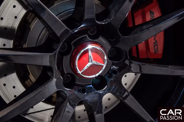 Mercedes-AMG GT S được trang bị động cơ V8 tăng áp kép 4.0 lít có thể sản sinh công suất lên tới 510 mã lực, mô-men xoắn cực đại lên tới 650 Nm. Xe được trang bị hộp số 7 cấp ly hợp kép. Mercedes-AMG GT-S có khả năng tăng tốc từ 0-100km/h chỉ trong vòng 3,8 giây.