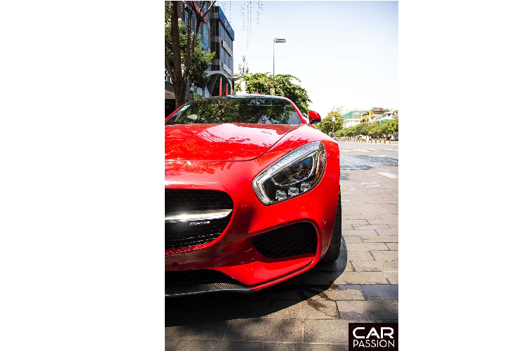 Phiên bản AMG GT-S được trang bị phần lưới tản nhiệt lớn dạng kim cương cùng logo Mercedes lớn ở phẩn đầu xe. Đi kèm với đó là hốc gió cỡ lớn cùng phần đèn chiếu sáng viền LED. Phần đuôi xe được thiết kế tối giản cùng đèn hậu mỏng. Đây là phiên bản Mỹ nên chính vì thế mà ở khu vực pad biển số có hai phần cản nhô ra. Chi tiết này được coi là một chi tiết bắt buộc với một số xe tại Mỹ vì vấn đề liên quan tới bảo hiểm.