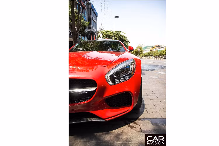 Phiên bản AMG GT-S được trang bị phần lưới tản nhiệt lớn dạng kim cương cùng logo Mercedes lớn ở phẩn đầu xe. Đi kèm với đó là hốc gió cỡ lớn cùng phần đèn chiếu sáng viền LED. Phần đuôi xe được thiết kế tối giản cùng đèn hậu mỏng. Đây là phiên bản Mỹ nên chính vì thế mà ở khu vực pad biển số có hai phần cản nhô ra. Chi tiết này được coi là một chi tiết bắt buộc với một số xe tại Mỹ vì vấn đề liên quan tới bảo hiểm.