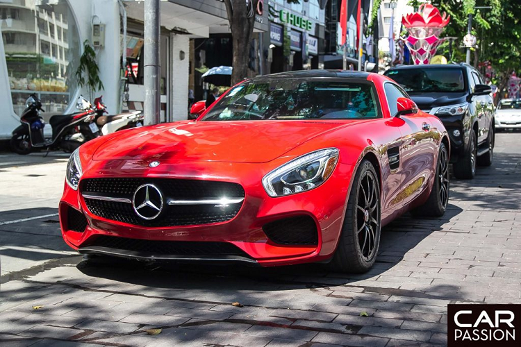 So với SLS AMG, mẫu xe Mercedes-AMG GT-S không còn được trang bị chi tiết cửa chim, thay vào đó là kiểu cửa mở thường. Tuy vậy nhưng sức hút dành cho mẫu xe này không hề kém đi. Trái lại, đây là một mẫu xe khá hấp dẫn đối với giới mê xe Việt nói chung cũng như những người đam mê xe trên khắp thế giới.