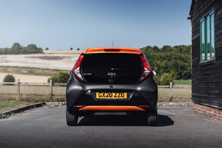 Hệ thống âm thanh này được phát qua Apple CarPlay và Android Auto. Ngoài ra, xe cỡ nhỏ Toyota Aygo JBL Edition được chứng nhận đạt chuẩn công nghệ xanh GreenEdge của JBL.