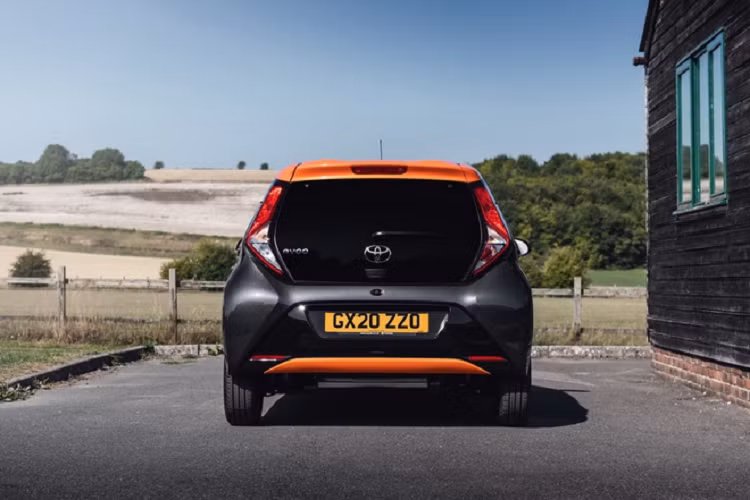 Hệ thống âm thanh này được phát qua Apple CarPlay và Android Auto. Ngoài ra, xe cỡ nhỏ Toyota Aygo JBL Edition được chứng nhận đạt chuẩn công nghệ xanh GreenEdge của JBL.