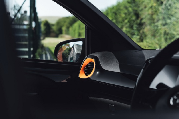 Toyota Aygo JBL Edition sở hữu màu sơn ghi đậm Electro Grey. Xe được tạo điểm nhấn bởi các chi tiết như cản trước, mui xe, ốp gương chiếu hậu, cản sau sơn màu cam Mandarin Pop. Xe được trang bị bộ mâm hợp kim 15 inch.