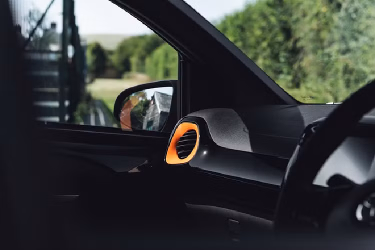 Toyota Aygo JBL Edition sở hữu màu sơn ghi đậm Electro Grey. Xe được tạo điểm nhấn bởi các chi tiết như cản trước, mui xe, ốp gương chiếu hậu, cản sau sơn màu cam Mandarin Pop. Xe được trang bị bộ mâm hợp kim 15 inch.