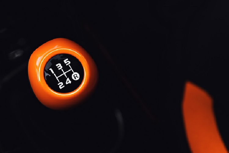 Tương tự thiết kế ngoại thất, không gian bên trong xe cũng được tạo điểm nhấn bởi các chi tiết màu cam như khe gió, cần số, ghế ngồi và thảm trải sàn.