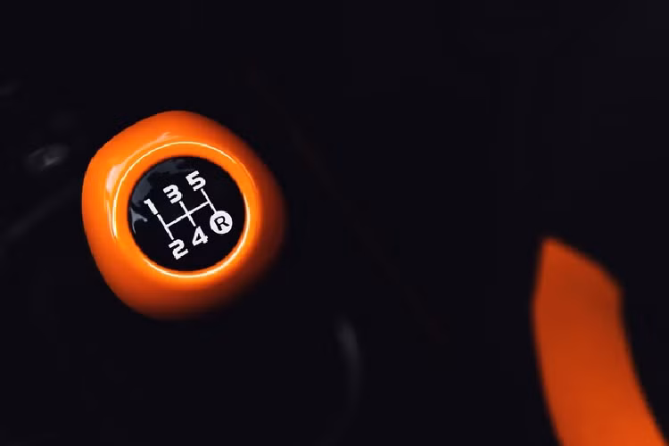 Tương tự thiết kế ngoại thất, không gian bên trong xe cũng được tạo điểm nhấn bởi các chi tiết màu cam như khe gió, cần số, ghế ngồi và thảm trải sàn.