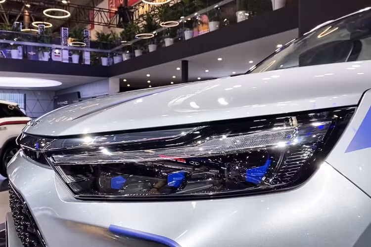 Toàn bộ hệ thống đèn trên xe đều là công nghệ LED với cụm đèn chiếu sáng chính sử dụng 3 đèn LED Projector, phía trên là dãy đèn DRL với thiết kế đơn giản. Để nhấn mạnh đây là mẫu xe xanh, nhà sản xuất bổ sung chi tiết khung giữ đèn màu xanh dương.