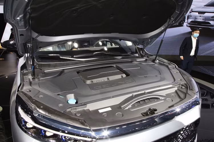 Cung cấp sức mạnh cho Beijing X7 PHEV là động cơ xăng tăng áp 1.5L và mô-tơ điện hiệu suất cao, sản sinh tổng công suất 315 mã lực và mô-men xoắn 460 Nm. Theo nhà sản xuất, chiếc SUV xanh có thể tăng tốc 0-100 km/h trong 7,3 giây. Với gói pin 17,3 kWh, xe có thể di chuyển quãng đường 83 km ở chế độ chạy điện.