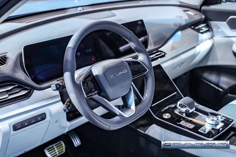 Các trang bị bên trong của Beijing X7 PHEV không khác gì bản động cơ xăng. Nổi bật là 3 màn hình: bảng đồng hồ, hệ thống thông tin giải trí và điều khiển điều hòa.