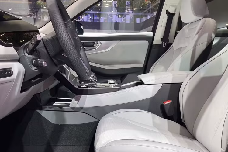 Nội thất của xe tạo điểm nhấn với các vật liệu cao cấp như da đục lỗ, nhôm xước... Các công nghệ của Beijing X7 PHEV gồm camera 360 độ, hỗ trợ lên/xuống dốc, tự động đỗ xe, hỗ trợ lực phanh...