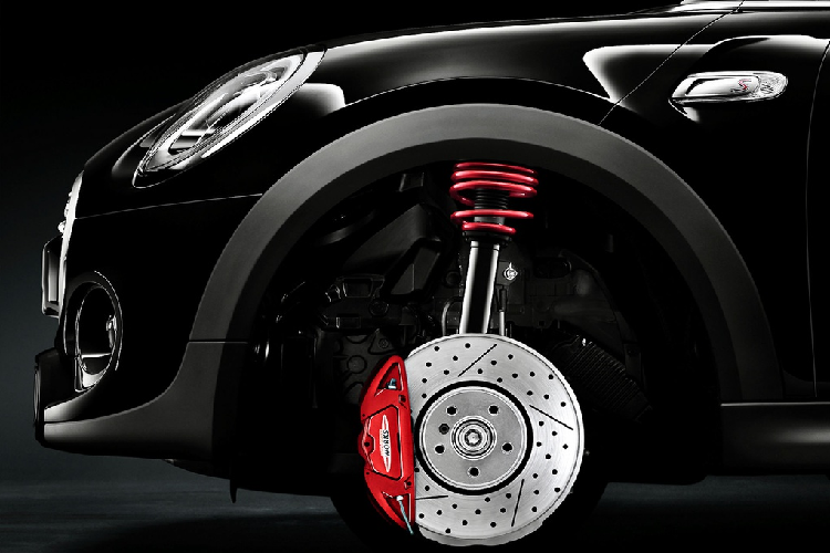 Nội thất của JCW Nightfall Edition 2020 mới này được nâng cấp với ghế ngồi thể thao bọc da Dinamica, vô lăng John Cooper Work bọc da Alcantara và phanh tay làm từ sợi carbon JCW. Biến thể hatchback 3 cửa được bổ sung thêm cửa sổ trời toàn cảnh.