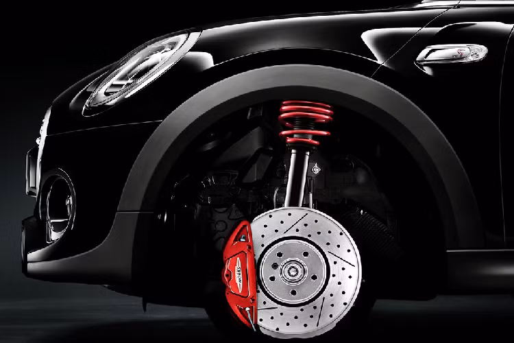 Nội thất của JCW Nightfall Edition 2020 mới này được nâng cấp với ghế ngồi thể thao bọc da Dinamica, vô lăng John Cooper Work bọc da Alcantara và phanh tay làm từ sợi carbon JCW. Biến thể hatchback 3 cửa được bổ sung thêm cửa sổ trời toàn cảnh.