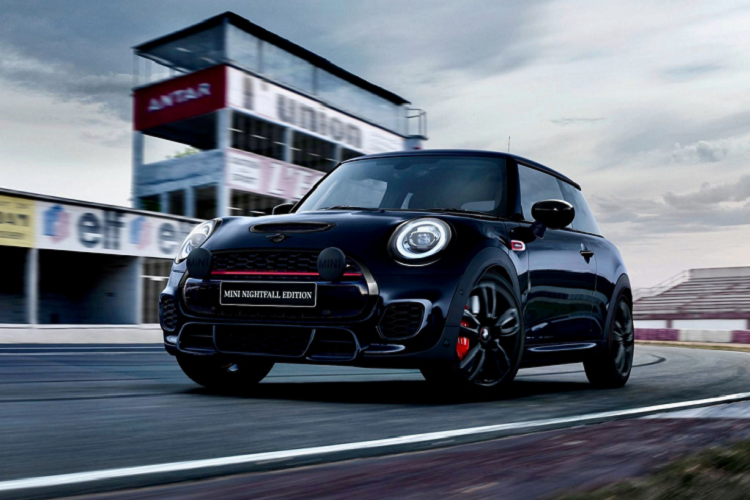 Mini phủ lớp sơn màu đen Enigmatic Black Metallic ở phần ngoại thất của JCW Nightfall Edition. Các chi tiết mạ chrome trên JCW nguyên bản như viền đèn pha, tay nắm cửa... được trang trí lại bằng màu đen Piano Black.