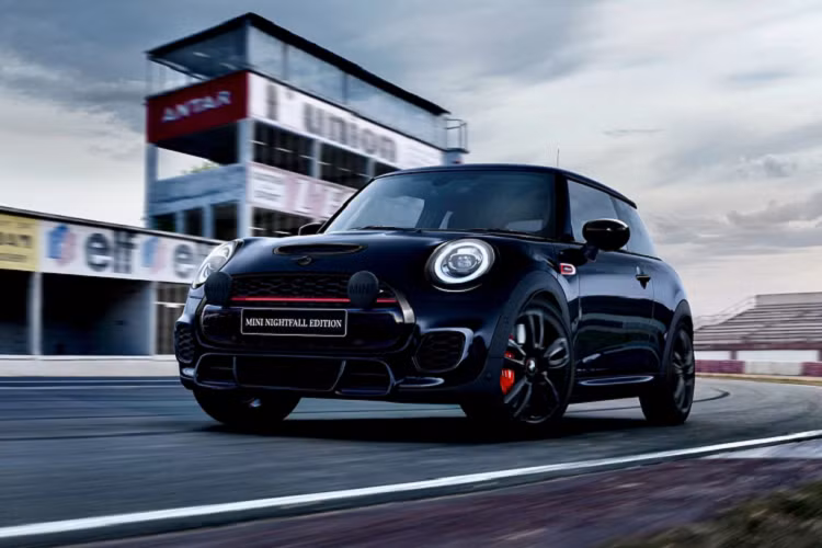 Mini phủ lớp sơn màu đen Enigmatic Black Metallic ở phần ngoại thất của JCW Nightfall Edition. Các chi tiết mạ chrome trên JCW nguyên bản như viền đèn pha, tay nắm cửa... được trang trí lại bằng màu đen Piano Black.