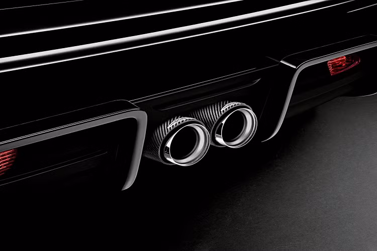 JCW Nightfall Edition vẫn được giữ nguyên động cơ tăng áp 2.0L của JCW. Khối động cơ này sản sinh công suất 228 mã lực và mô-men xoắn cực đại 320 Nm, xe sử dụng hộp số tự động 8 cấp. Hệ thống phanh trên xe được nâng cấp bằng loại phanh thể thao, phần đầu ống xả được ốp carbon.