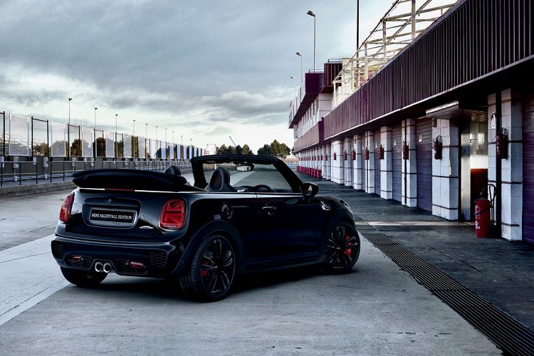 Tại thị trường Australia, giá xe JCW Nightfall Edition bán ra cho phiên bản hatchback 3 cửa và mui trần lần lượt là 51.574 USD (1,2 tỷ đồng) và 54.698 USD (1,3 tỷ đồng). Tại Việt Nam, Mini JCW 3 cửa đang được bán với giá 2,189-2,229 tỷ đồng.