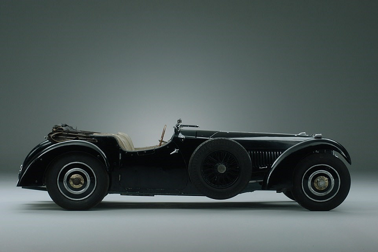 Chiếc Bugatti Type 57S cổ điển này có mang khung gầm số 57530 và vẫn được gìn giữ trong tình trạng nguyên bản, đẹp đẽ như mới. Turnbull không phải là chủ xe đầu tiên nhưng ông ấy là người cố gắng sửa chữa và phục chế nó. Trước khi đồng ý bán đấu giá chiếc xe cổ quý hiếm, ông ấy đã gìn giữ nó kín đạo trong nhà xưởng ở North Staffordshire của mình.