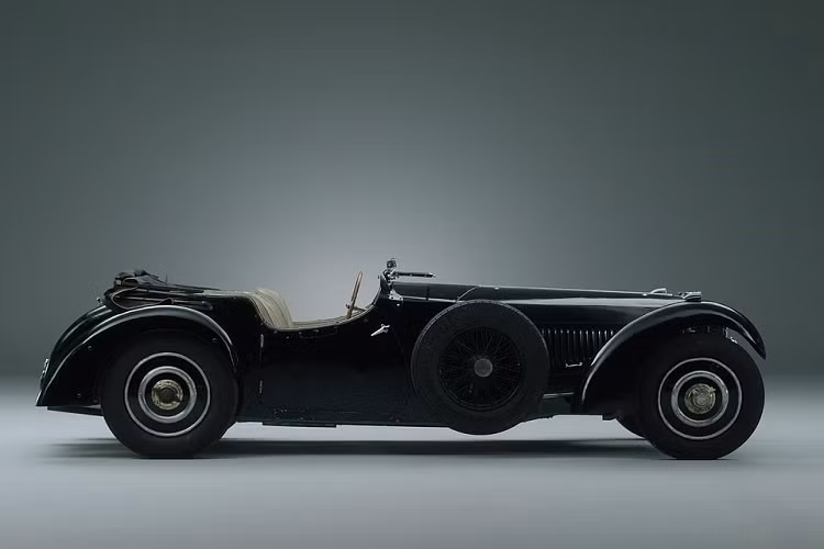 Chiếc Bugatti Type 57S cổ điển này có mang khung gầm số 57530 và vẫn được gìn giữ trong tình trạng nguyên bản, đẹp đẽ như mới. Turnbull không phải là chủ xe đầu tiên nhưng ông ấy là người cố gắng sửa chữa và phục chế nó. Trước khi đồng ý bán đấu giá chiếc xe cổ quý hiếm, ông ấy đã gìn giữ nó kín đạo trong nhà xưởng ở North Staffordshire của mình.