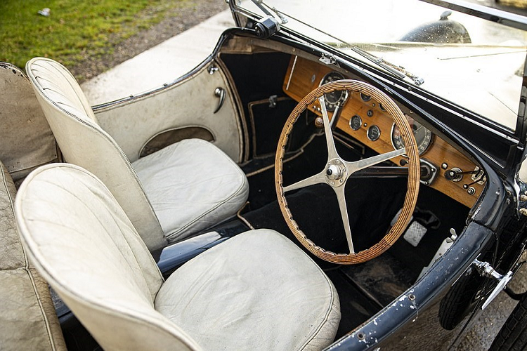 Nó có lớp sơn đen gần như hoàn hảo, nội thất bọc da màu kem và thân vỏ nguyên bản. Nó được bán với giấy chứng nhận và một tệp dữ liệu lịch sử được ghi lại đầy đủ, bao gồm cả thư từ trao đổi của Turnbull với các chủ sở hữu trước đó trong quá trình ông ấy nỗ lực phục chế xe.