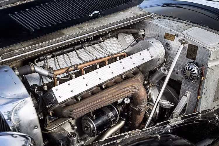 Chiếc 57S giá trị có trang bị một động cơ Bugatti dung tích 3.3 lít và vẫn còn nguyên thân vỏ được làm bởi Corsica Coachworks. Khung gầm xe là loại được sản xuất cho ba chiếc xe đua thể thao Bugatti Type 57G “Tank”, với đơn vị bán đấu giá nói rằng 1 trong 2 khung gầm thất lạc đã được tái sử dụng cho chiếc xe này. Chỉ có 42 chiếc 57S từng được chế tạo trên đời, nhưng chiếc cụ thể ở đây trở nên đặc biệt hơn cả vì lý do đó.