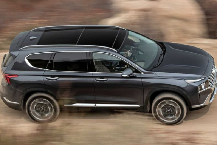 Calligraphy là một biến thể mới được thêm vào dòng sản phẩm SantaFe từ model 2021 và đây là bản cao cấp nhất. Xe được trang bị nội thất bọc da Nappa, lưới tản nhiệt độc đáo, trang trí mới cho cửa và ghế ngồi, trần xe lót bằng da lộn sinh thái, màn hình HUD màu, hệ thống đèn nền mở rộng và mâm xe 20 inch độc quyền. Ngoài ra, xe còn có động cơ tăng áp 2.5L và hệ dẫn động bốn bánh.