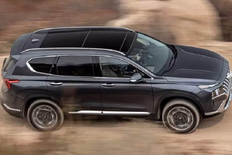 Calligraphy là một biến thể mới được thêm vào dòng sản phẩm SantaFe từ model 2021 và đây là bản cao cấp nhất. Xe được trang bị nội thất bọc da Nappa, lưới tản nhiệt độc đáo, trang trí mới cho cửa và ghế ngồi, trần xe lót bằng da lộn sinh thái, màn hình HUD màu, hệ thống đèn nền mở rộng và mâm xe 20 inch độc quyền. Ngoài ra, xe còn có động cơ tăng áp 2.5L và hệ dẫn động bốn bánh.