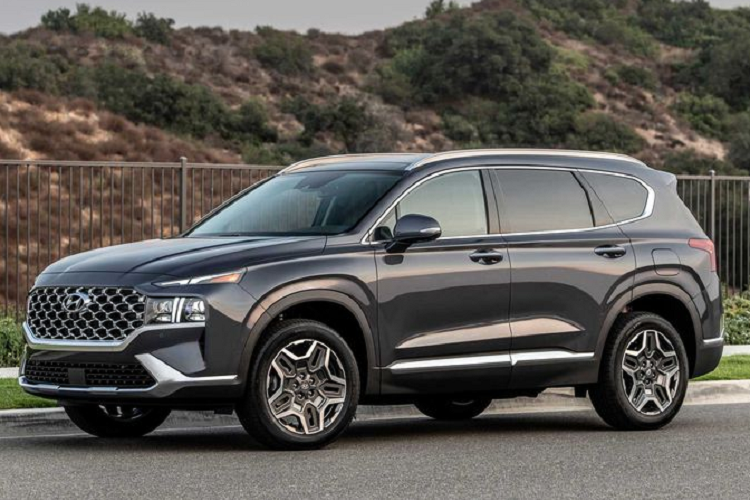 Hyundai SantaFe 2021 bản thường dự kiến sẽ được tung ra thị trường vào cuối năm nay trong khi những chiếc xe hybrid sẽ phải chờ đến năm sau.