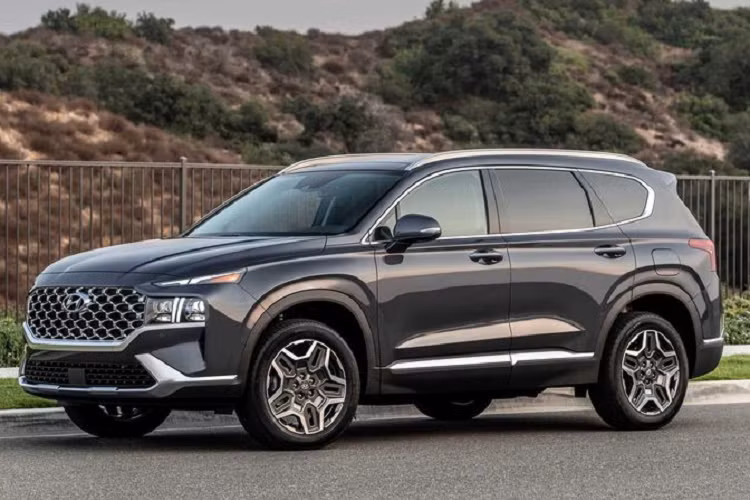 Hyundai SantaFe 2021 bản thường dự kiến sẽ được tung ra thị trường vào cuối năm nay trong khi những chiếc xe hybrid sẽ phải chờ đến năm sau.