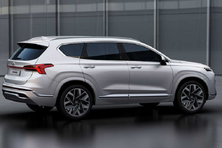 Đặc biệt hơn, SantaFe sẽ là chiếc SUV đầu tiên của Hyundai nhận được hệ thống truyền động hybrid, kết hợp giữa động cơ xăng tăng áp 1.6L 4 xi-lanh, máy phát điện 13 kW và động cơ điện 44 kW, cho tổng công suất đầu ra là 225 mã lực và mô-men xoắn 264 Nm.