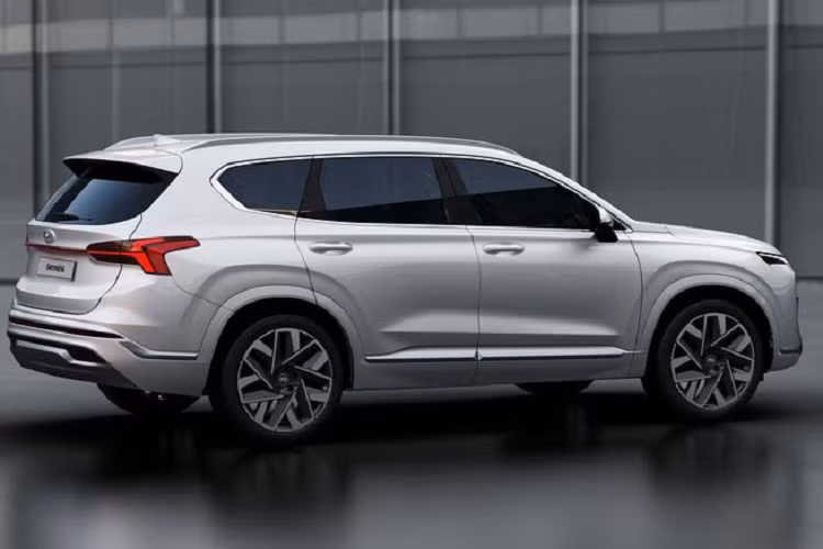 Đặc biệt hơn, SantaFe sẽ là chiếc SUV đầu tiên của Hyundai nhận được hệ thống truyền động hybrid, kết hợp giữa động cơ xăng tăng áp 1.6L 4 xi-lanh, máy phát điện 13 kW và động cơ điện 44 kW, cho tổng công suất đầu ra là 225 mã lực và mô-men xoắn 264 Nm.