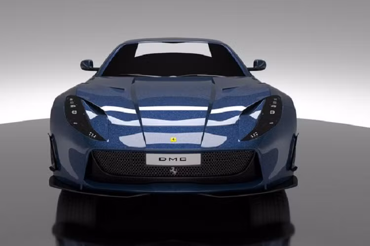 Có thể dễ dàng nhận thấy DMC bổ sung thêm những trang bị khí động học cho 812 Superfast, bao gồm cánh cắt gió ở đầu xe, cánh gió ở 2 bên thân xe và trên nắp cốp.