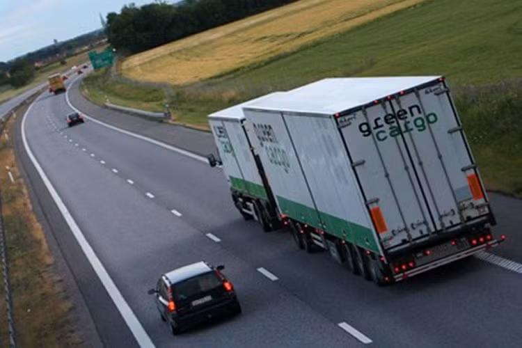 Chạy sát xe container và xe tải cũng là một mạo hiểm vô cùng lớn. Đây cũng là nguyên nhân dẫn đến nhiều vụ tai nạn không mong muốn. Bởi trọng lượng và chiều dài của các xe container, xe tải là rất lớn. Trong trường hợp, xe container đánh lái tránh vật cản hoặc gặp sự cố khi đi trên đường khiến xe bị lật nghiêng, hậu quả sẽ rất khó lường.