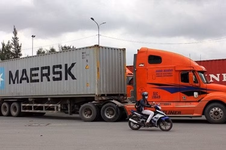 Hiện nay, các loại xe container, xe tải nặng đời mới đã được bổ sung thêm các loại gương lớn, gương cầu, để thuận tiện cho việc quan sát của các tài xế. Dù vậy, điều này cũng không thể làm triệt tiêu hoàn toàn điểm mù của xe, vì nó còn phụ thuộc vào góc đánh lái của tài xế. Khi xe quay đầu hoặc rẽ thì điểm mù sẽ nằm toàn bộ phía thân xe.