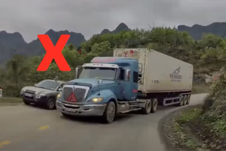 Một điều đặc biệt lưu ý, khi vượt xe container, xe tải, bạn phải vững tay lái và nên dứt khoát. Trước khi vượt, bạn cần chú ý quan sát xung quanh thật kỹ lưỡng để tránh trường hợp tự đưa mình vào tình thế “tiến thoái lưỡng nan”. Ngoài đèn tín hiệu (xi nhan), bạn nên nháy đèn pha/cos hoặc còi để báo hiệu với tài xế xe container.