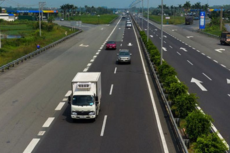 Chính vì vậy, bạn không nên chạy sát hoặc chạy song song với các loại xe này để đảm bảo an toàn cho bản thân, cũng như tránh những điều đáng tiếc xảy đến.