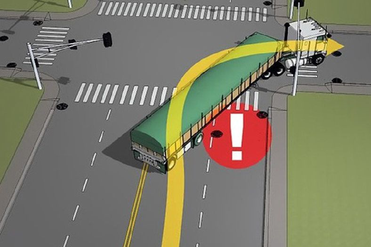 Tuy nhiên, khi gặp khúc cua khuất tầm nhìn, bạn không nên vượt qua xe container, xe tải nặng. Vì loại xe này thường có góc cua rộng, cần khoảng không gian lớn, việc bạn vượt ngay lúc này, không chỉ gây nguy hiểm mà còn có thể bị cảnh sát giao thông thổi phạt khi phát hiện.