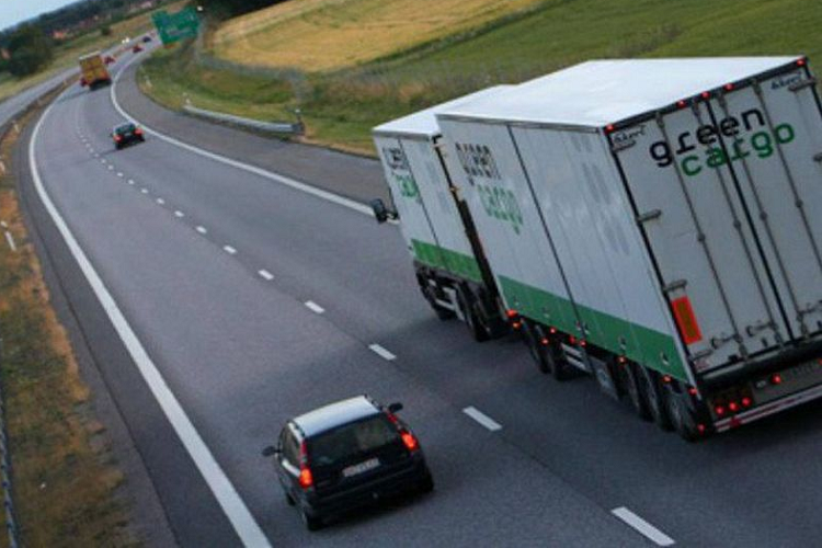 Trong trường hợp, bạn thấy đuối đà, phải về số thấp hơn hoặc đạp thêm chân ga để nhanh chóng nhập vào làn đường theo đúng quy định. Để đảm bảo an toàn, tránh đi vào những điểm mù của xe container, bạn nên vượt phía bên trái, vì đây là khu vực có ít điểm mù nhất.