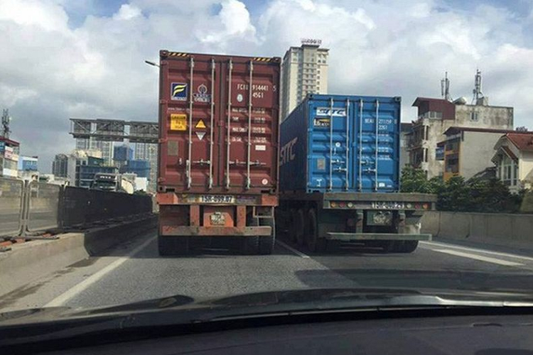 Theo các nhà phân tích, khoảng cách an toàn khi chạy phía sau các xe container, xe tải nặng là 10m với vận tốc dưới 40km/h. Tuy nhiên, khi lưu thông trên đường cao tốc, bạn cần giữ khoảng cách từ 100 - 200m để đảm bảo an toàn.