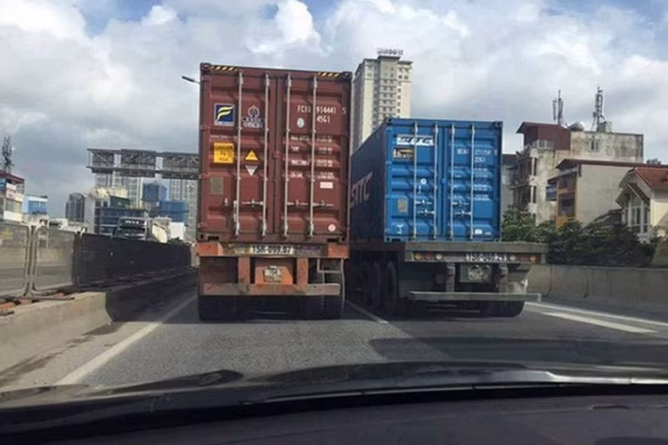 Theo các nhà phân tích, khoảng cách an toàn khi chạy phía sau các xe container, xe tải nặng là 10m với vận tốc dưới 40km/h. Tuy nhiên, khi lưu thông trên đường cao tốc, bạn cần giữ khoảng cách từ 100 - 200m để đảm bảo an toàn.