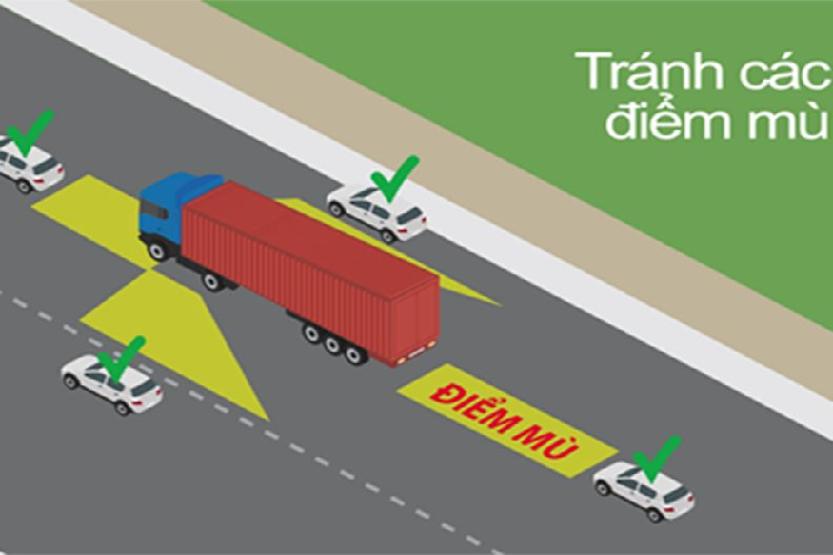 Đầu tiên và cũng là quan trọng nhất, bạn nên giữ khoảng cách nhất định khi đi phía sau các loại xe có trọng lượng lớn. Việc này giúp các lái xe có thể quan sát rõ xung quanh, các biển báo giao thông và kịp thời xử lý những biến cố bất ngờ xảy đến khi lái ôtô gần xe container.