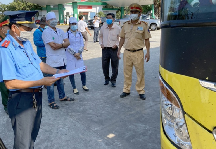 Chu tich xa an nhau cung cap duoi giua dich Covid-19