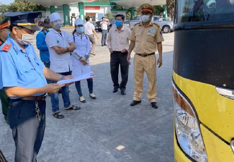 Chu tich xa an nhau cung cap duoi giua dich Covid-19