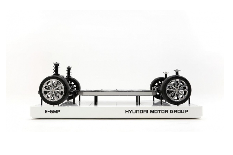 Điều thú vị là nền tảng E-GMP của Hyundai là nền tảng dẫn động cầu sau, có nghĩa là những chiếc xe tương lai sử dụng nó sẽ được cung cấp các cấu hình dẫn động cầu sau là tiêu chuẩn và dẫn động cả 4 bánh là tùy chọn bổ sung.