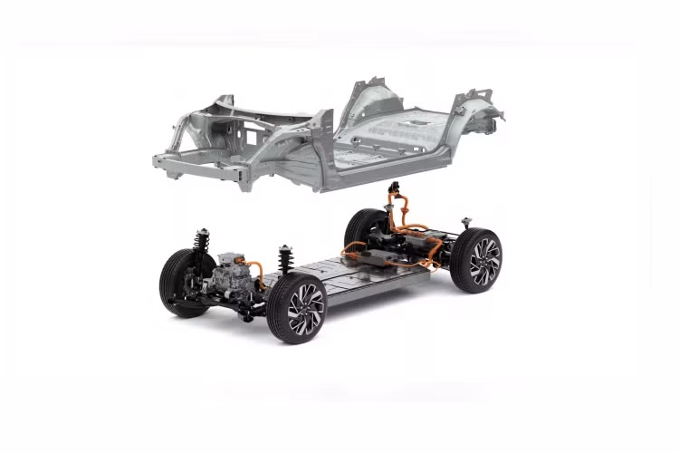 Nó cũng hỗ trợ tốc độ sạc lên đến 350 kWh, và xe điện trên nền tảng này có thể đạt phạm vi vận hành tới 310 dặm (500 km). Khối pin có thể sạc đến 80% dung lượng chỉ trong 18 phút.