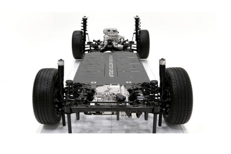 Nó bao gồm hệ thống treo sau 5 điểm liên kết và trục dẫn động tích hợp đầu tiên trên thế giới kết hợp ổ trục bánh xe với trục truyền động để truyền lực tới các bánh xe, đồng thời tăng cường sự thoải mái khi lái xe và độ ổn định khi xử lý. Bộ pin xe điện Hyundai được gắn giữa trục trước và trục sau.